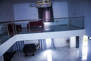 Living room - Exclusive Villa in 5 Hideout East Legon (Accra)