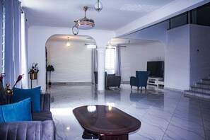 Living area - Exclusive Villa in 5 Hideout East Legon (Accra)