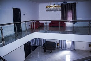 Living area - Exclusive Villa in 5 Hideout East Legon (Accra)