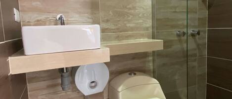 Dutxa, assecador de cabells, tovalloles i sabó