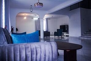 TV - Exclusive Villa in Hideout East Legon (Accra)