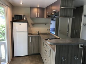 Kühlschrank, Mikrowelle, Herdplatte