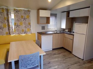 Kühlschrank, Mikrowelle, Herdplatte, Geschirrspüler