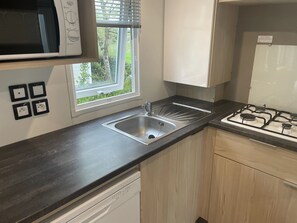 Kühlschrank, Mikrowelle, Herdplatte, Geschirrspüler