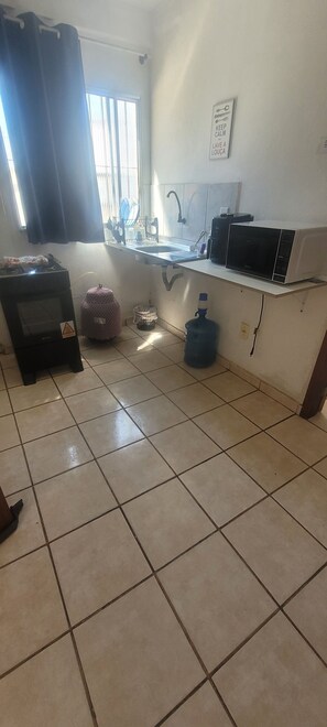 Kylskåp, mikrovågsugn, ugn och spishäll