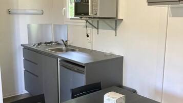 Fridge, microwave, stovetop