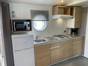 Kühlschrank, Mikrowelle, Herdplatte