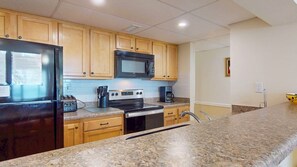 Kjøleskap, mikrobølgeovn, ovn og kokeplater