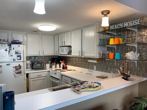 Mikrowelle, Toaster, Kochgeschirr/Geschirr/Besteck