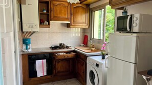 Jääkaappi, mikroaaltouuni, uuni, liesi