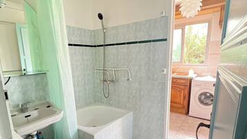 Secador de cabelo, toalhas de banho, sabonete, papel higiênico