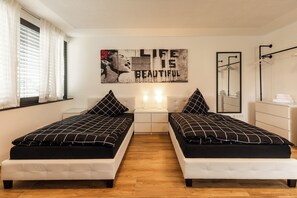 4 dormitorios, caja fuerte, escritorio y tabla de planchar con plancha