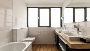 Suihku, hiustenkuivaaja, pyyhkeet, saippua