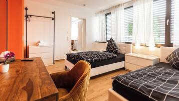 4 makuuhuonetta, tallelokero huoneessa, työpöytä, silitysrauta/-lauta