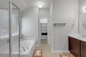 Hårtork, handdukar, tvål och toalettpapper