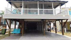 Une maison à deux étages dotée d’un balcon, d’un porche couvert et d’une entrée de garage.