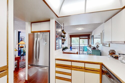 Comfortable condo with full kitchen, balcony, & washer/dryer