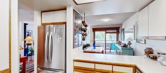 Comfortable condo with full kitchen, balcony, & washer/dryer