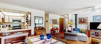 Comfortable condo with full kitchen, balcony, & washer/dryer