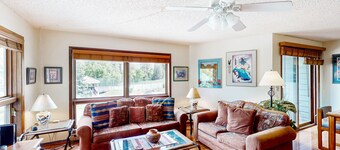 Comfortable condo with full kitchen, balcony, & washer/dryer