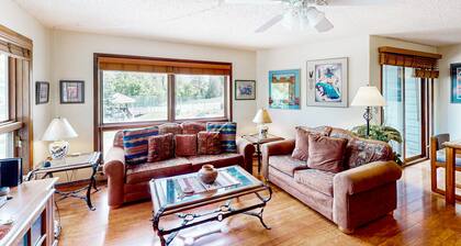 Comfortable condo with full kitchen, balcony, & washer/dryer