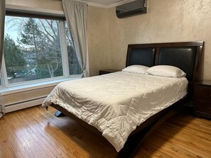 6 Schlafzimmer, Schreibtisch, Bügeleisen/Bügelbrett, Reisekinderbett