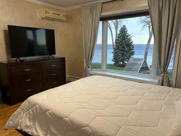 6 bedrooms, desk, iron/ironing board, travel cot - Lake front house on Lake Champlain (Plattsburgh)