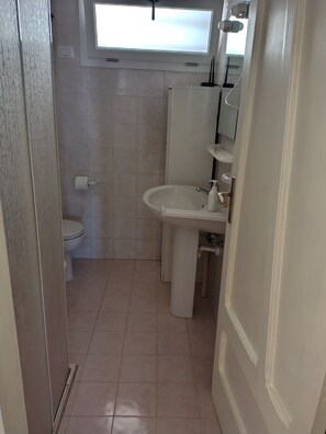 Secadora de cabello, bidet, toallas, jabón