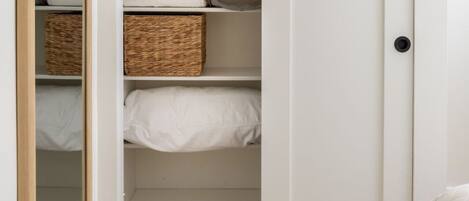 3 habitaciones, tabla de planchar con plancha y cuna de viaje