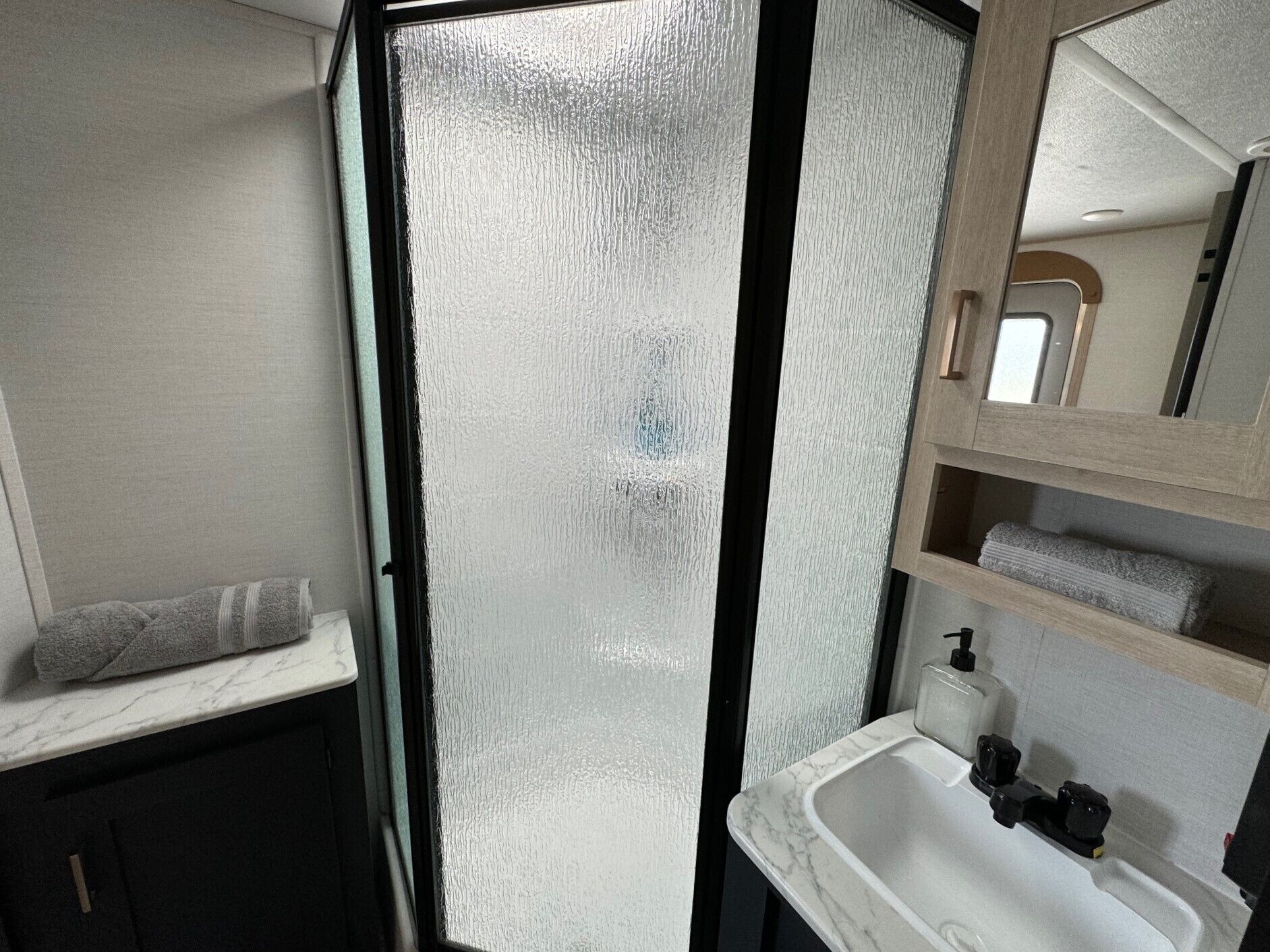 Dusj, håndklær, såpe og toalettpapir