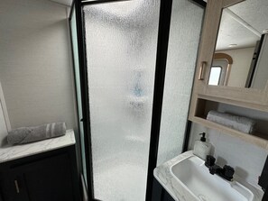 Douche, serviettes fournies, savon, papier toilette