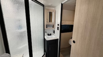 Secador de pelo y toallas