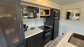 Kylskåp, mikrovågsugn, ugn och spishäll