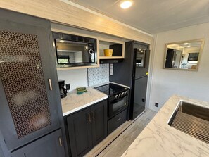 Réfrigérateur, micro-ondes, four, plaque de cuisson