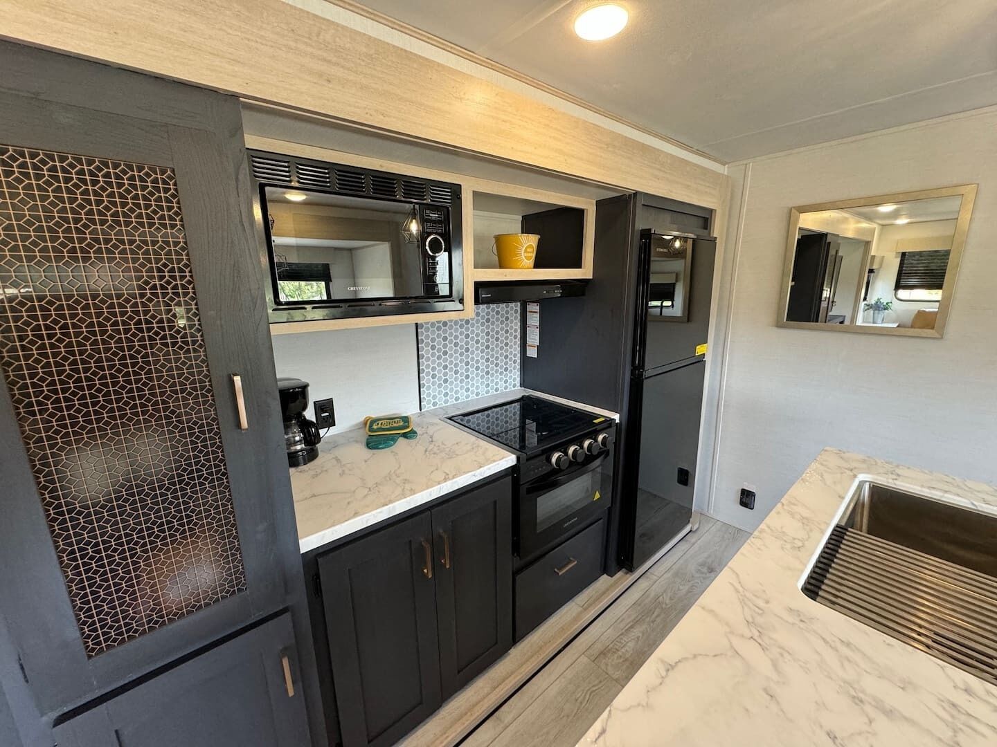 Kühlschrank, Mikrowelle, Ofen, Herdplatte