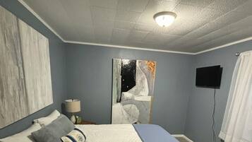 3 bedrooms, desk, iron/ironing board, free WiFi