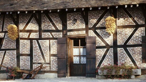 Un bâtiment traditionnel à colombages, avec des murs en briques apparentes et une structure en bois.