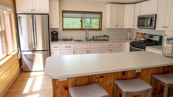 Réfrigérateur, micro-ondes, four, cafetière/bouilloire