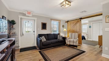 Fernseher, Kamin, Bücher