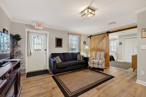 Fernseher, Kamin, Bücher