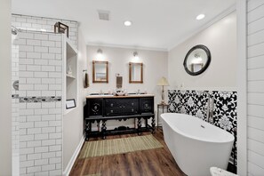 Hair dryer, towels, soap, shampoo - Cozy Studio Retreat one block from Downtown Noblesville, IN (Noblesville)