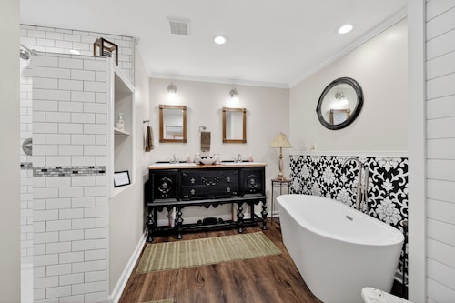 Cozy Studio Retreat one block from Downtown Noblesville, IN