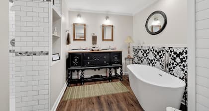 Cozy Studio Retreat one block from Downtown Noblesville, IN