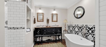 Cozy Studio Retreat one block from Downtown Noblesville, IN