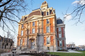 Exterior - Cozy Studio Retreat one block from Downtown Noblesville, IN (Noblesville)