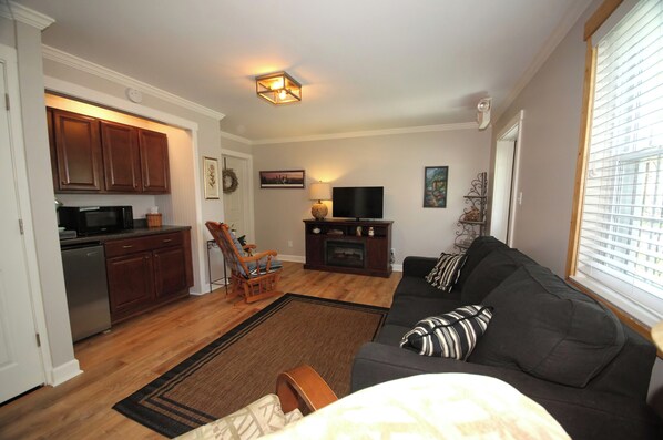 Fernseher, Kamin, Bücher