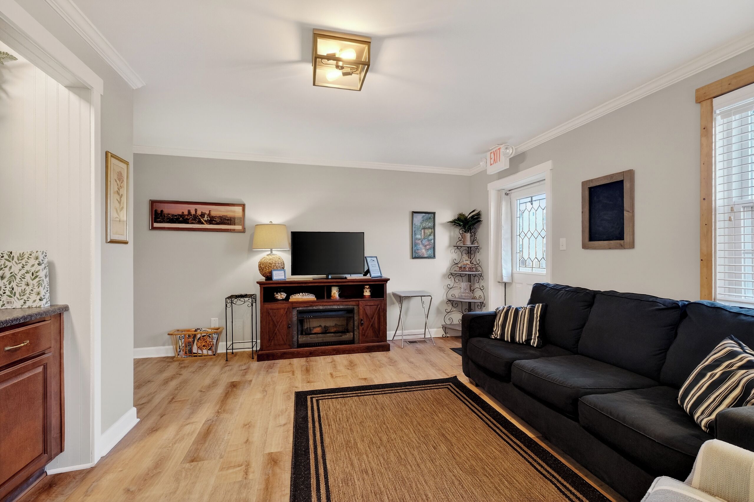 Télévision, cheminée, livres