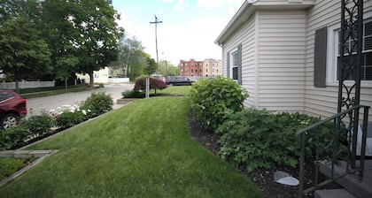 Cozy Studio Retreat one block from Downtown Noblesville, IN
