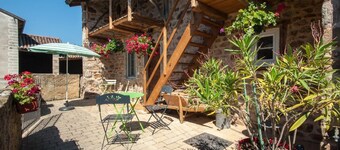 La Maison aux Pierres Levées
