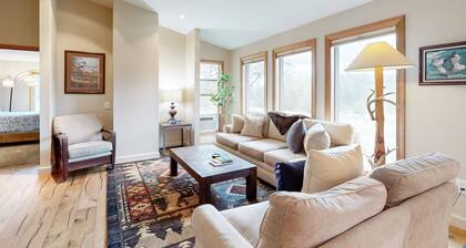 Dog-friendly house with amazing mountain view, outdoor dining on deck, & W/D